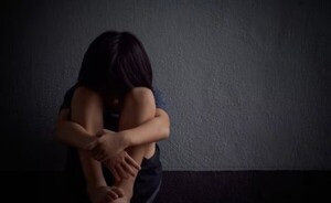 Condenan a 10 años de prisión a padre por manosear a su hija menor