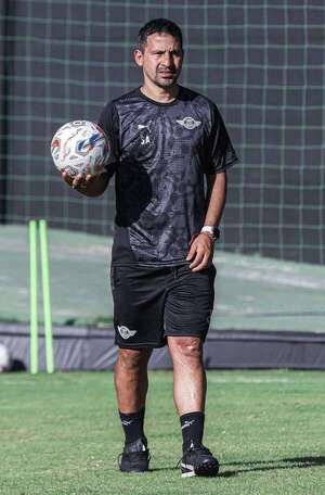 Libertad: Sergio Aquino, bajo presión - Fútbol - ABC Color