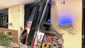 Bus chatarra "entró" a un bar y dejó 4 heridos •
