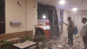 Colectivo repleto de pasajeros pierde el control e impacta contra un bar en Luque