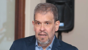 Economista también sugiere actualizar la edad jubilatoria para la reforma del sistema