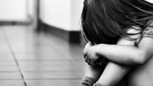 Que desgraciado: abusó de sus cinco hijas biológicas