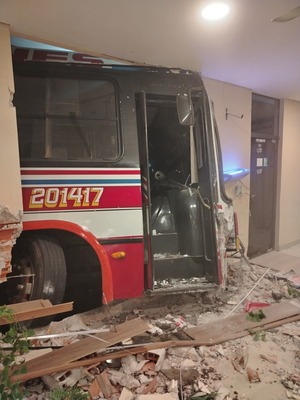 Bus perdió el eje delantero y fue a parar contra un local gastronómico en Luque