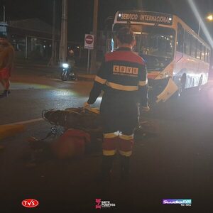 MOTOCICLISTA FALLECE EN CHOQUE CON ÓMNIBUS EN ENCARNACIÓN - «TVS DIGITAL»
