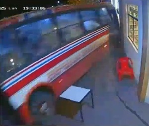 Colectivo de la línea 110 choca contra restaurante en Luque