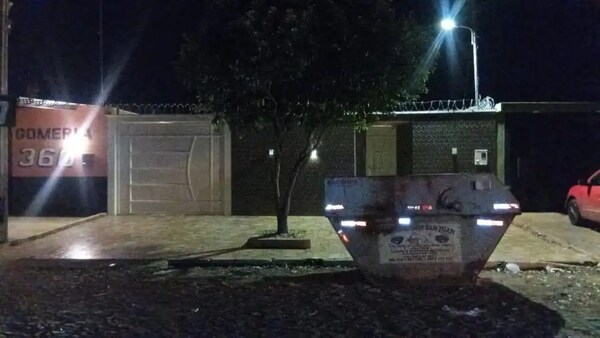 Rapto a su ex, la golpeo y se auto disparo frente a ella