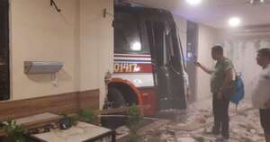 Diario HOY | Colectivo cargado de pasajeros chocó contra un local gastronómico en Luque