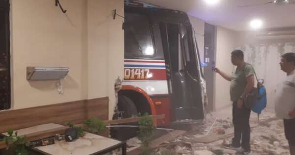 Diario HOY | Colectivo cargado de pasajeros chocó contra un local gastronómico en Luque