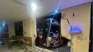 (VIDEO)Colectivo impactó contra un bar en Luque y hubo heridos