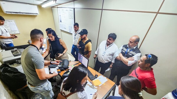 Caen tres funcionarios de la DNIT en entrega vigilada de una presunta coima en el Silvio Pettirossi