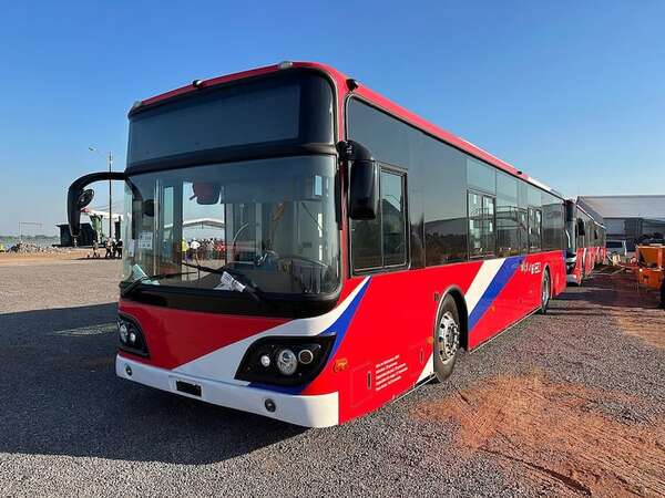 MOPC oficializa incorporación de buses eléctricos donados por Taiwán - Economía - ABC Color