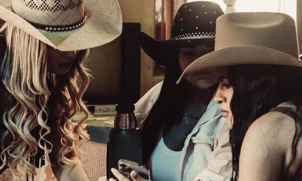 Marilina y Mily Brítez hicieron un trío con una cumbiera kurépa