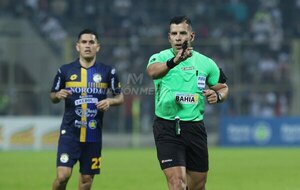 Versus / "Patea de manera imprudente": El análisis arbitral del penal de Ortiz sobre "Chiquito" Giménez