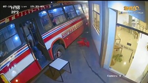 Bus chocó contra un local en Luque - SNT