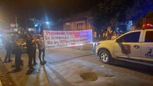 Vecinos de Las Mercedes protestan contra la inseguridad y piden traslado del INDI - Nacionales - ABC Color
