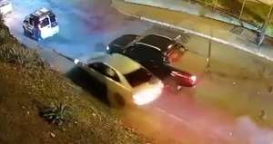 Abandonó automóvil con más de 300 kilos de droga tras atropellar aduana brasileña