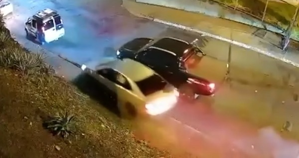 Abandonó automóvil con más de 300 kilos de droga tras atropellar aduana brasileña