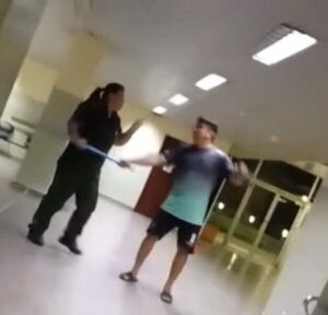 (VIDEO) Reventó a golpes a su expareja en el Hospital Militar