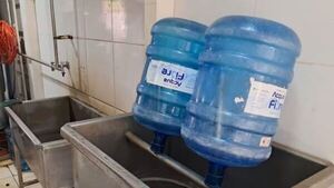 Vendían agua mineral, pero era de la canilla