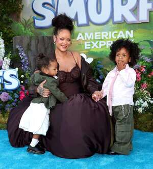 Rihanna posó feliz con sus hijos en la alfombra azul de Los Pitufos - Gente - ABC Color