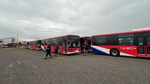 Ministra del MOPC firmó escritura que oficializa la incorporación de 30 buses eléctricos