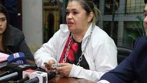 Enfermera se encadena por persecución tras revelar falencias: “Es un premio por denunciar”