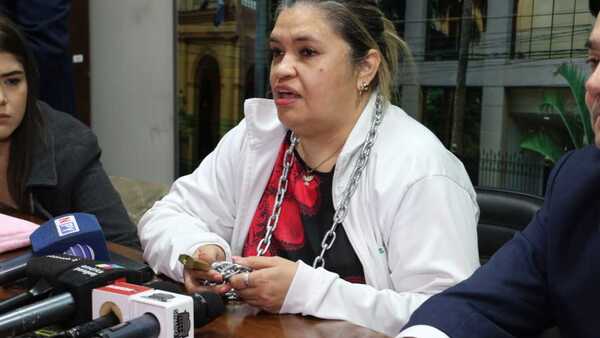 Enfermera se encadena por persecución tras revelar falencias: “Es un premio por denunciar”