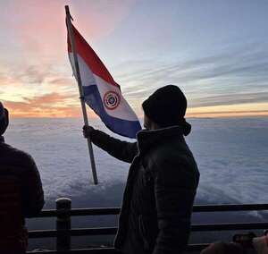 Video: itapuenses flamean la bandera paraguaya en el pico más alto de Japón, el Monte Fuji - Mundo - ABC Color