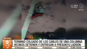 Terminó colgado de los cables de una columna