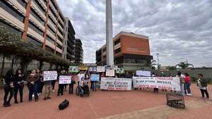 Exigen libertad de joven detenido por aparente error en un caso de homicidio ocurrido en Argentina  - ABC en el Este - ABC Color