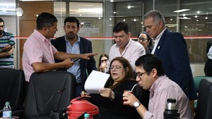 Concejales se oponen a pedido "improvisado" de Nenecho y lo tildan de irresponsable y descarado