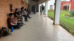 Fiuna: estudiantes denuncian supuestas irregularidades en admisión - Nacionales - ABC Color