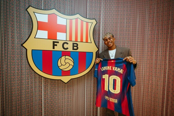 Versus / Lamine Yamal hereda el icónico número 10 de Messi en el Barcelona