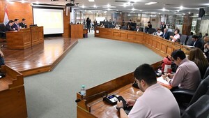 Ediles endilgan a intendentes la responsabilidad por sobrepoblación de funcionarios en Junta Municipal
