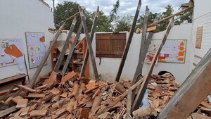 Desgracia con suerte: Cae el techo de escuela con escolares de vacaciones