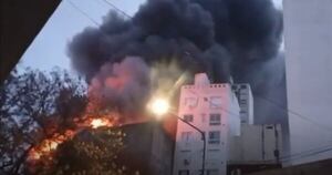 La Nación / De edificio incendiado en La Plata caían lavarropas y heladeras
