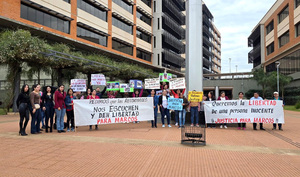 Familiares y amigos exigen libertad para joven detenido por error judicial - La Clave