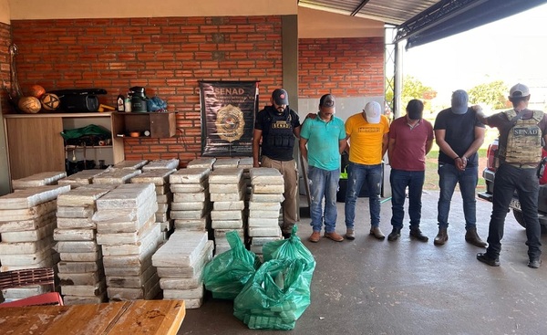 Cuatro detenidos y dos toneladas de marihuana ocultas entre alfalfa en Canindeyú