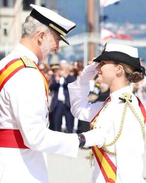 La princesa Leonor recibió la Gran Cruz del Mérito Naval de manos de su padre Felipe VI - Gente - ABC Color