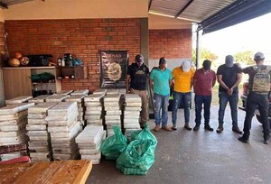 Detienen en Canindeyú a cuatro personas que transportaban dos toneladas de marihuana ocultas entre alfalfa | DIARIO PRIMERA PLANA