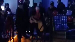 Brutal acción de guardias mujeres contra una muchacha en una discoteca de San Lorenzo