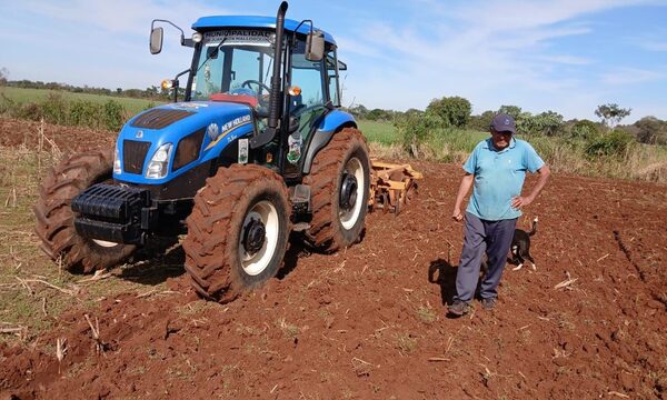 Coronel se burla de campesinos y celebra que rastroneó 35 hectáreas en seis meses