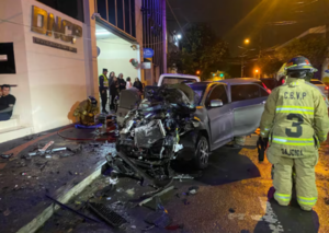Cuádruple choque en Asunción deja tres heridos y un auto destrozado