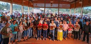 Con entrega de títulos en Alto Paraná se completan 300 en esta semana