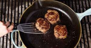 La Nación / Este truco evita que la carne de hamburguesa se encoja en la sartén