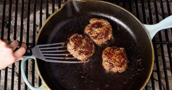 La Nación / Este truco evita que la carne de hamburguesa se encoja en la sartén