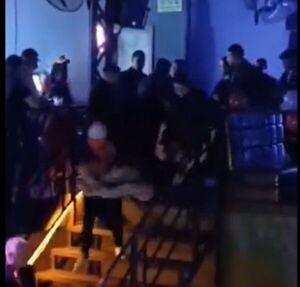 (VIDEO)No pagaron consumición: Pareja terminó en el hospital tras golpes de guardias de discoteca