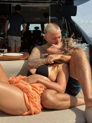 Karol G y Feid, enamorados en Ibiza - Gente - ABC Color