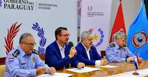 La Nación / Migraciones e Interpol firman convenio que eleva estándares de seguridad para el ingreso al país