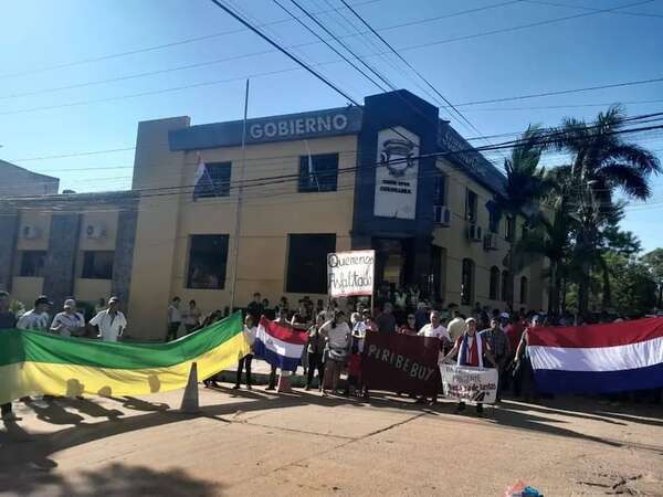 Denuncian que el titular del MOPC y el gobernador de Cordillera se burlan de pobladores que reclaman caminos dignos desde hace 40 años - Nacionales - ABC Color
